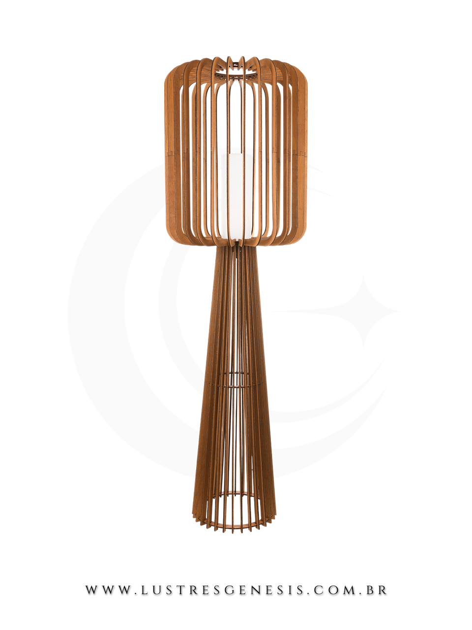 Luminária de chão Álamo de 163cm com acabamento em madeira, posicionada em sala moderna com poltronas pretas, mesas de centro e planta decorativa.